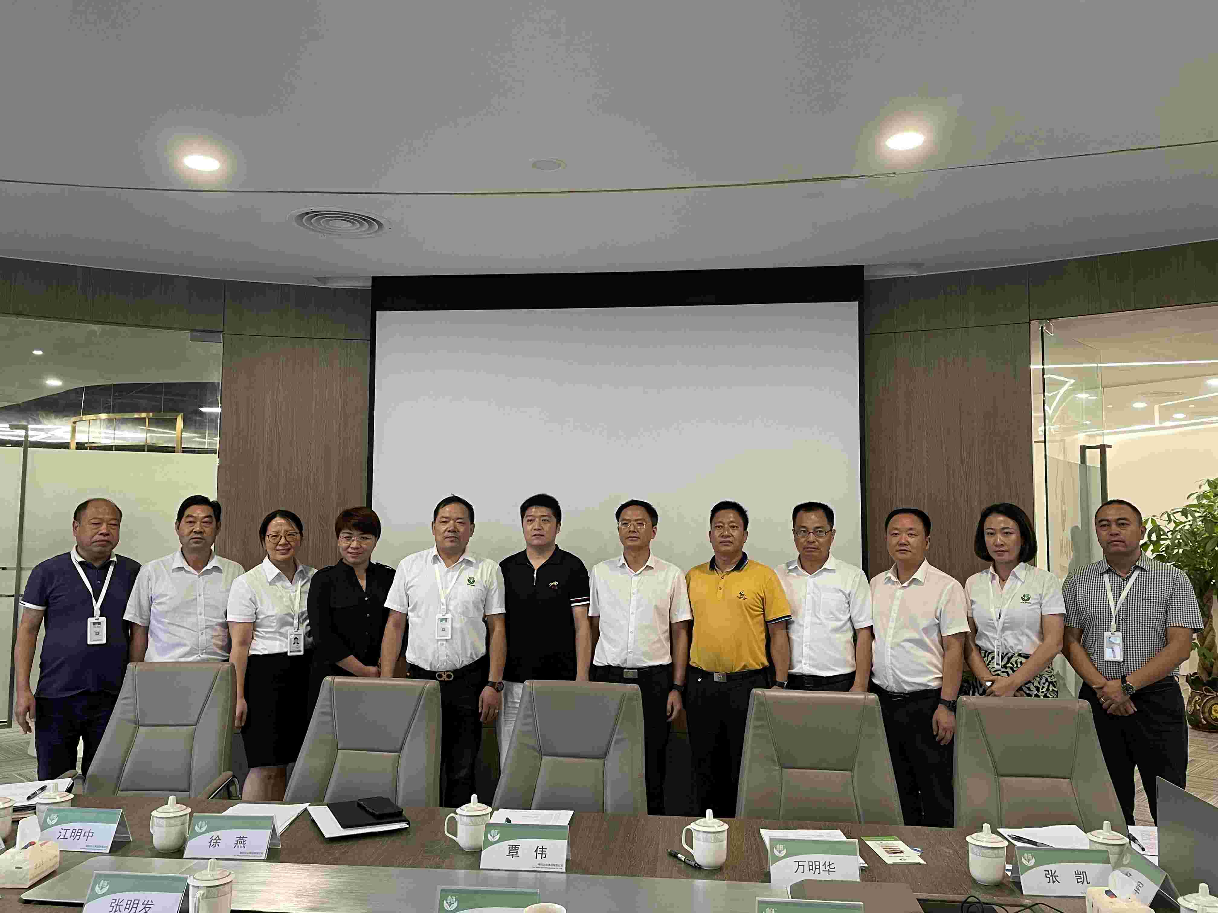 <strong>贵州省德江县委书记杨雪峰率招商组赴心博足球考察</strong>