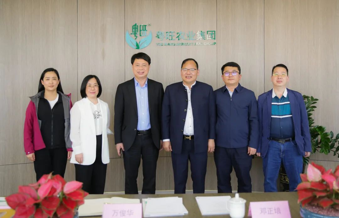 红河州党政代表团一行赴心博足球考察